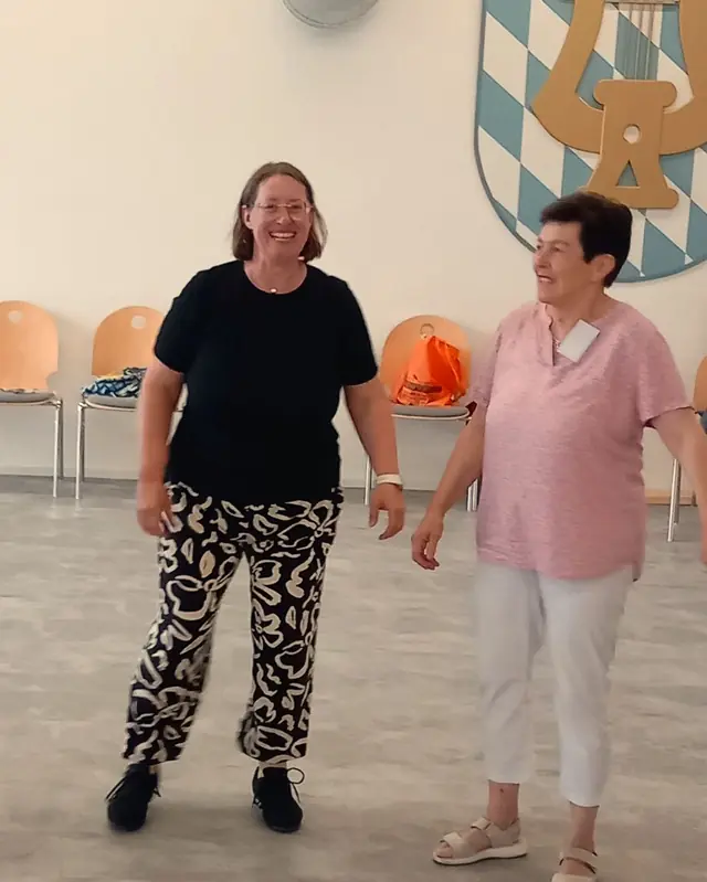 Ruth Wildemann lächelt beim Tanzabend in Zell, neben ihr eine Teilnehmerin